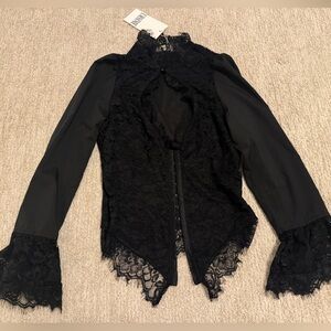 Women’s Urisme Black Lace Blouse w/Clasps and Bell Sleeves
Size Small